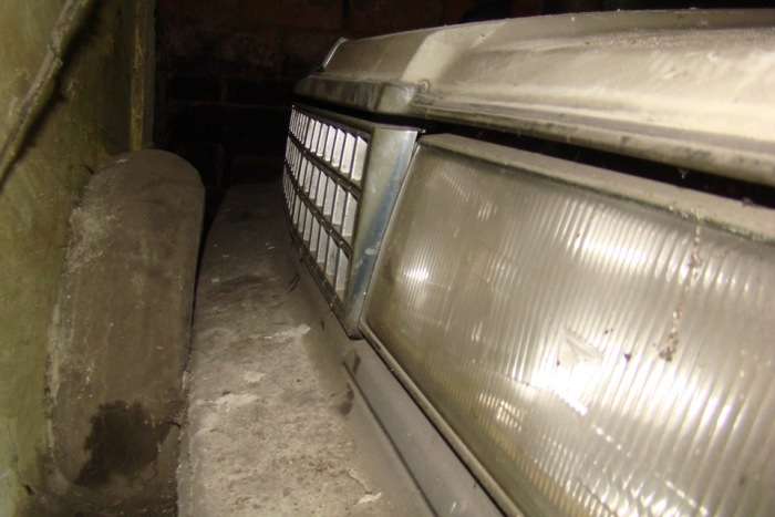 У Донецьку автомобіль Toyota Mark II більше 20 років залишався замурованим (20 фото + відео)