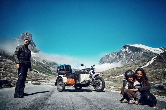 Сімя обїздила всю Європу на мотоциклі, відвідавши 41 країну за 4 місяці (40 фото)
