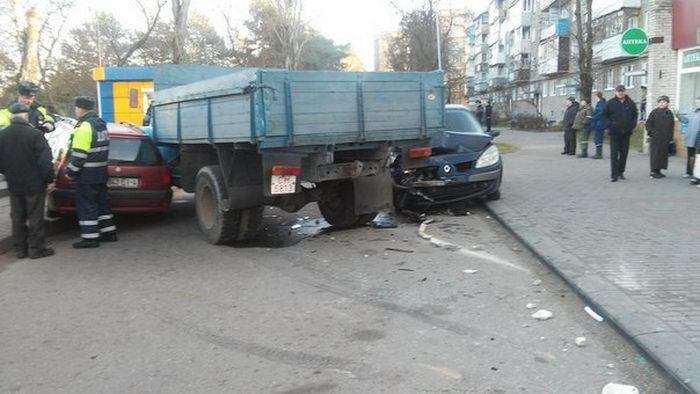 У Гродно пяні викрадачі вантажівки ЗІЛ стали трощити все на своєму шляху (5 фото)