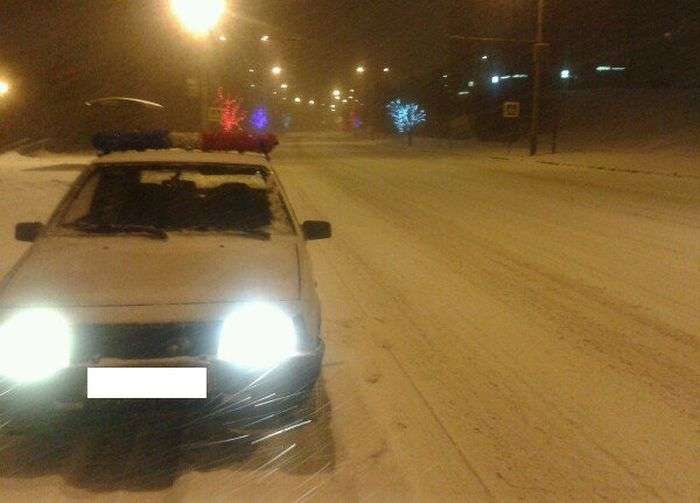 Водій з Володимира лякає автомобілістів мигалкою з гірлянд (3 фото)