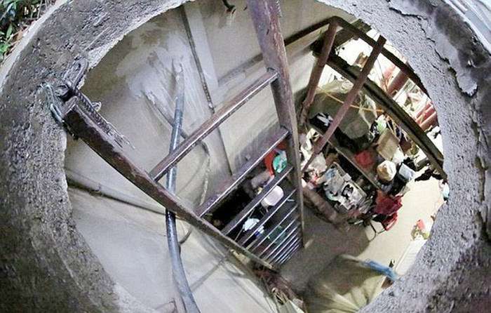 Літня китайська пара більше 10 років живе в бетонному колодязі, економлячи на оренду житла (5 фото)