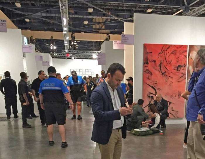 Відвідувачі виставки сучасного мистецтва в Майамі взяли різанину кураторів за перформанс (4 фото)