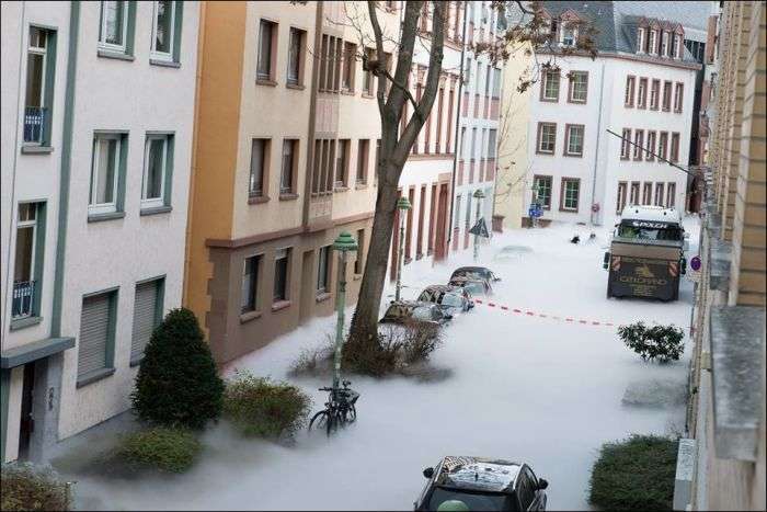 Білий «туман» закутав дорогу в Майнці (6 фото)