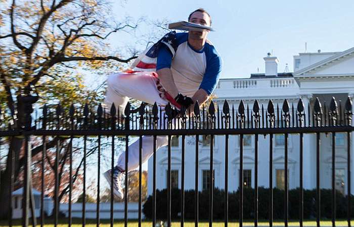 У Вашингтоні затримали хулігана, перелезшего через паркан Білого дому (5 фото + відео)
