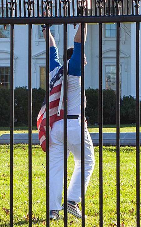 У Вашингтоні затримали хулігана, перелезшего через паркан Білого дому (5 фото + відео)