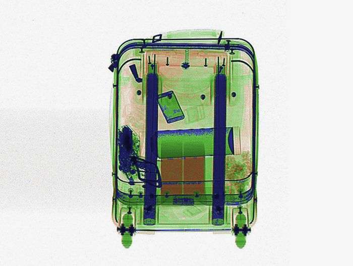 Журнал Wired запропонував своїм читачам знайти заборонені до провозу предмети на знімках просканованих валіз (16 фото)