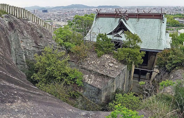 Загадочный мегалит Иши-но-Ходен, Япония. Для какой же конструкции могла понадобиться такая деталь? археология,история,легенды,тайны,неразгаданное,раскопки
