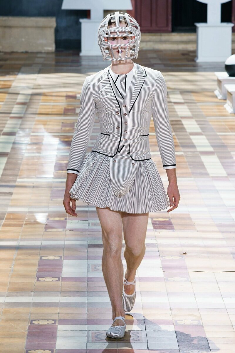 На Парижской неделе моды представлена мужская коллекция. Там есть юбки, платья, мячи и сумка-такса   Интересное