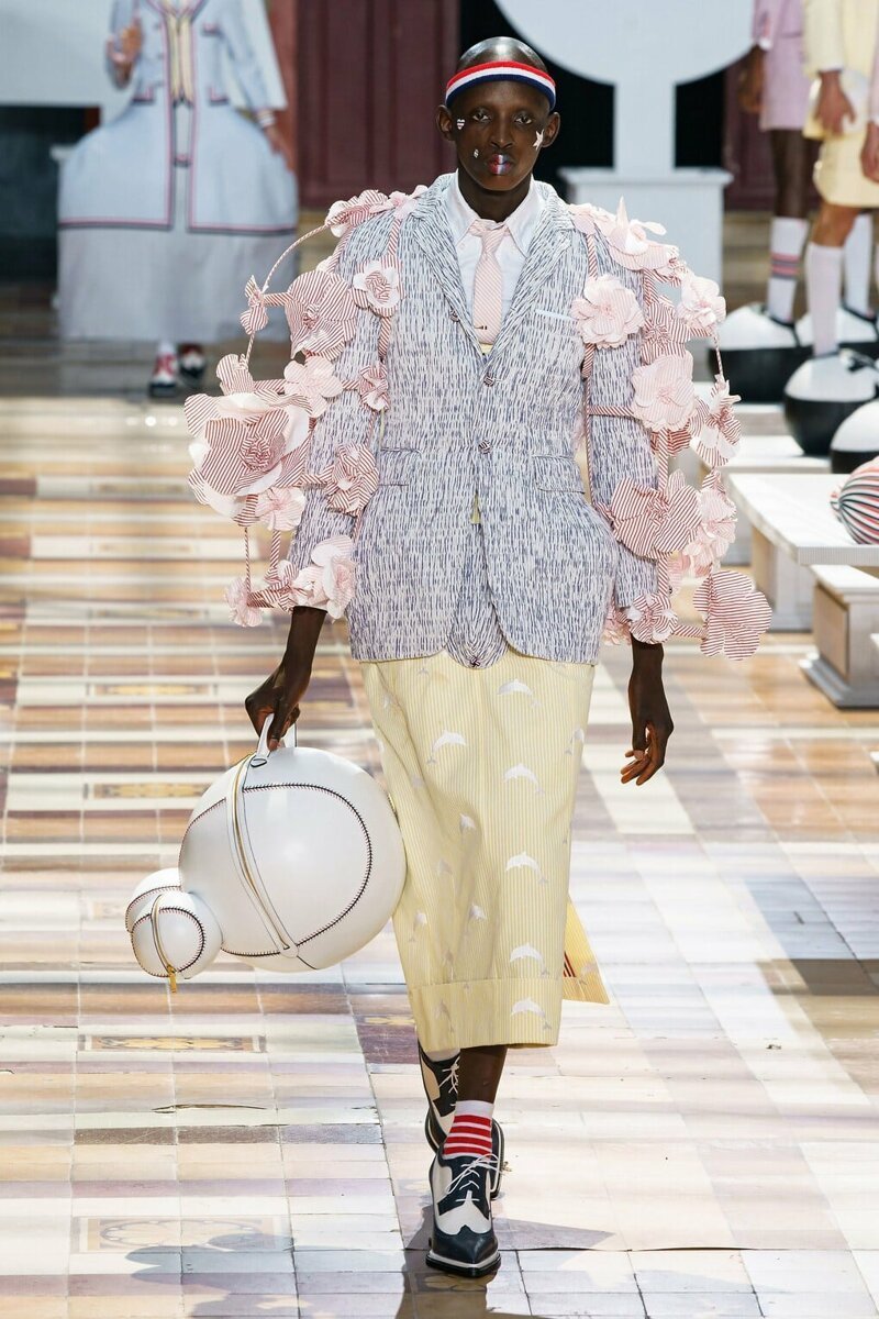 На Парижской неделе моды представлена мужская коллекция. Там есть юбки, платья, мячи и сумка-такса   Интересное