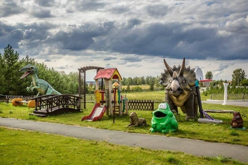 Детская площадка, зоопарк, прогулочная карета и другие развлечения Новосибирского крематория   Интересное