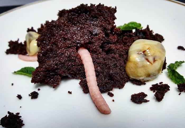 Шоколадные окурки, гнилое яблоко с заварным кремом, мороженое со стеклом и землей: повар создает вкусные десерты, похожие на мусор Интересное