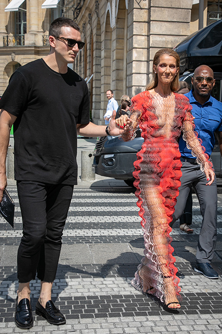 8 самых ярких выходов Селин Дион на Неделе моды в Париже: канареечная юбка, колье из 
