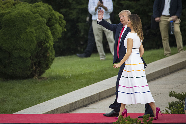 Мелания Трамп в белом платье под дождем на праздновании Дня независимости США Звездный стиль