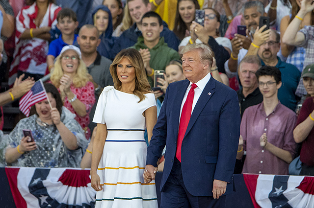 Мелания Трамп в белом платье под дождем на праздновании Дня независимости США Звездный стиль