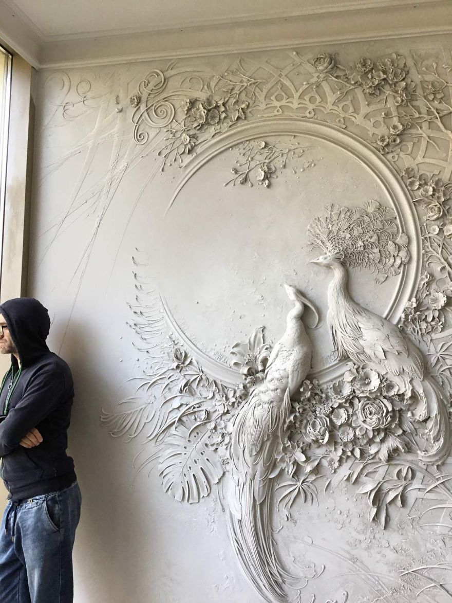 Российский художник создаёт на стенах невиданные барельефы 