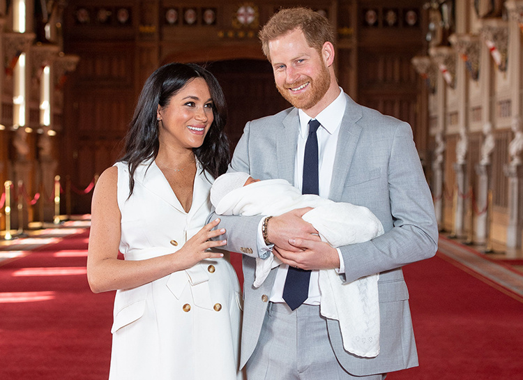 Меган Маркл и принц Гарри вновь нарушают королевские традиции: новые детали крещения их сына Арчи Монархи,Британские монархи