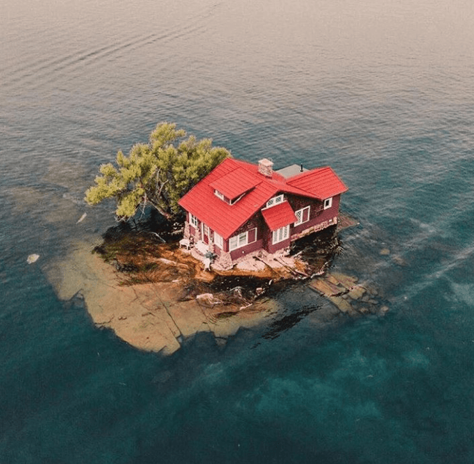 Остров, на котором помещается только один домик, попал в книгу рекордов Гинесса заграница,мир