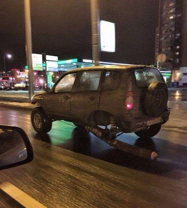 У Санкт-Петербурзі замість одного з коліс автомобіля водій використовував колода (3 фото)