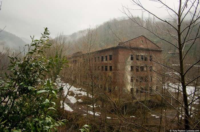 Ткварчели - місто у владі природи (26 фото)