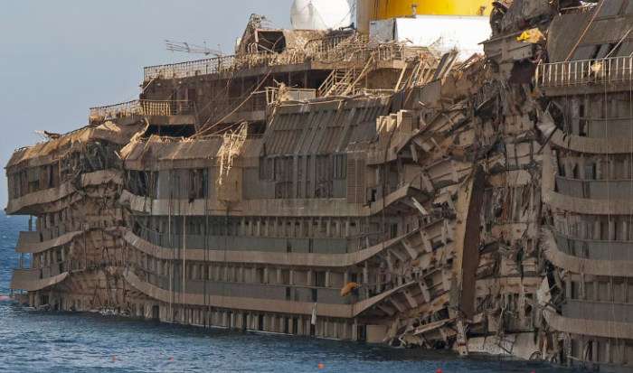 Рідкісні кадри з піднятого круїзного лайнера Costa Concordia (13 фото)