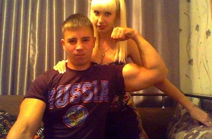 Співробітник поліції, який віддав замерзлим людям свій одяг, може втратити пальців лівої руки (2 фото + відео)