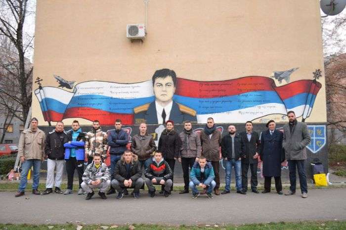 В память про російського льотчика Олега Пешкове на стіні одного з будинків в Сербії зявилося панно з його портретом (2 фото)