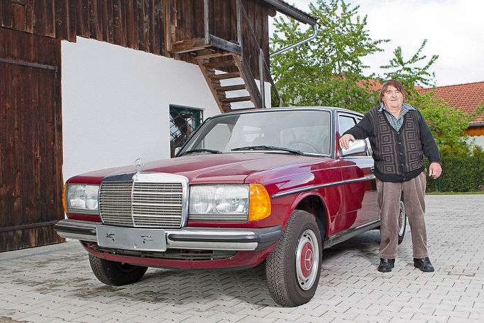 У гаражі літнього німця варто Mercedes-Benz 240D W123 з пробігом в 30 км (12 фото)