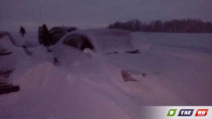 Застряглі під час хуртовини на трасі Оренбург - Орськ люди розповіли, як їх рятували насправді (10 фото + 4 відео)