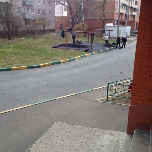 Новий спосіб «бронювання» паркувального місця в московських дворах (3 фото)