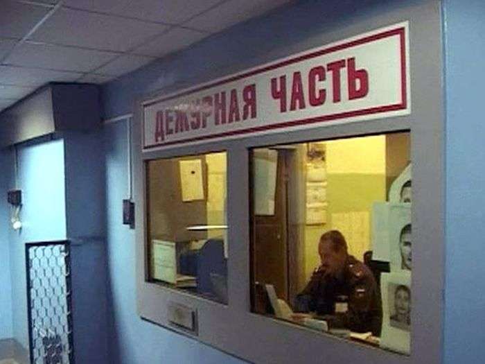 В Іркутській області поліцейські катували жінку протягом 5 годин, вимагаючи свідчень (2 фото)