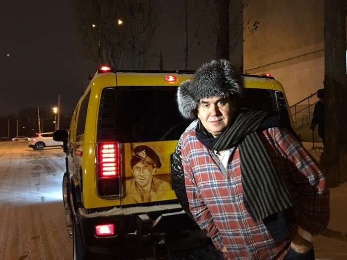 Шанувальники актора Станіслава Садальського здивували його незвичайним автомобілем (4 фото)