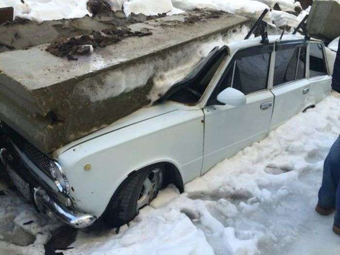У Саратові підпірна стіна впала на припарковані під нею автомобілі (11 фото)