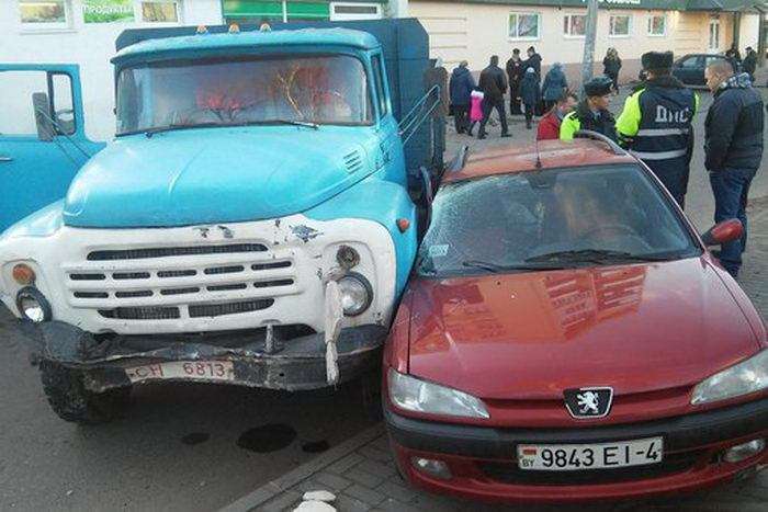 У Гродно пяні викрадачі вантажівки ЗІЛ стали трощити все на своєму шляху (5 фото)