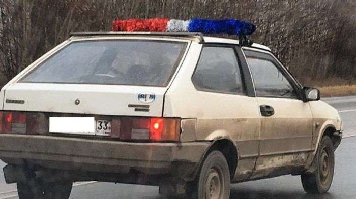Водій з Володимира лякає автомобілістів мигалкою з гірлянд (3 фото)