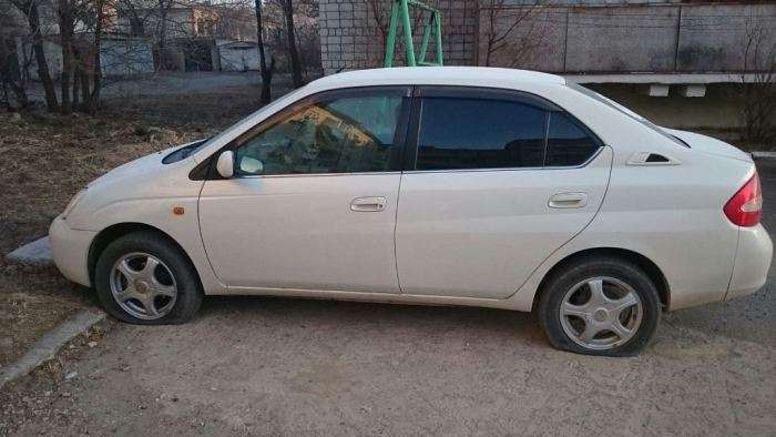 В Києві шахраї вимагає грошей з автомобілістів, що паркуються у дворі, і карають тих, хто не платить (4 фото)