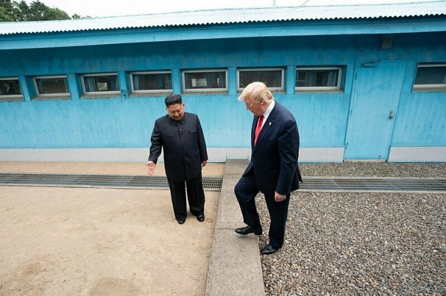 Встреча Дональда Трампа и Ким Чен Ына разлетелась на мемы Юмор