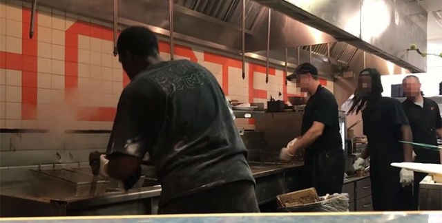 Что происходит на кухне одного из кафе Hooters. МиР