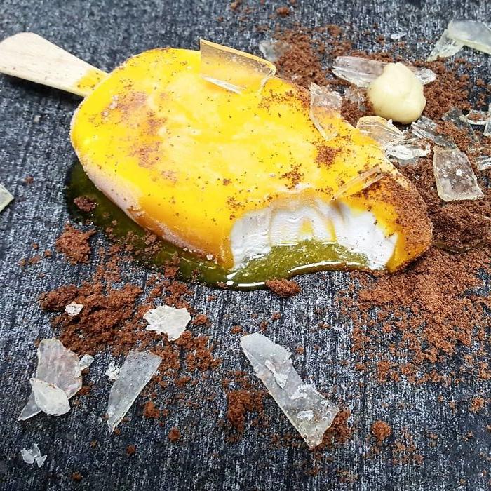 Шоколадные окурки, гнилое яблоко с заварным кремом, мороженое со стеклом и землей: повар создает вкусные десерты, похожие на мусор Интересное
