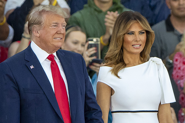 Мелания Трамп в белом платье под дождем на праздновании Дня независимости США Звездный стиль