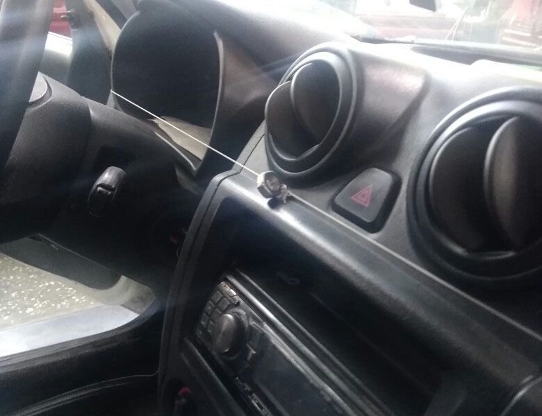 Вопрос автомобилистам: для чего натянута леска в салоне этой машины? автомобили,Россия,советы