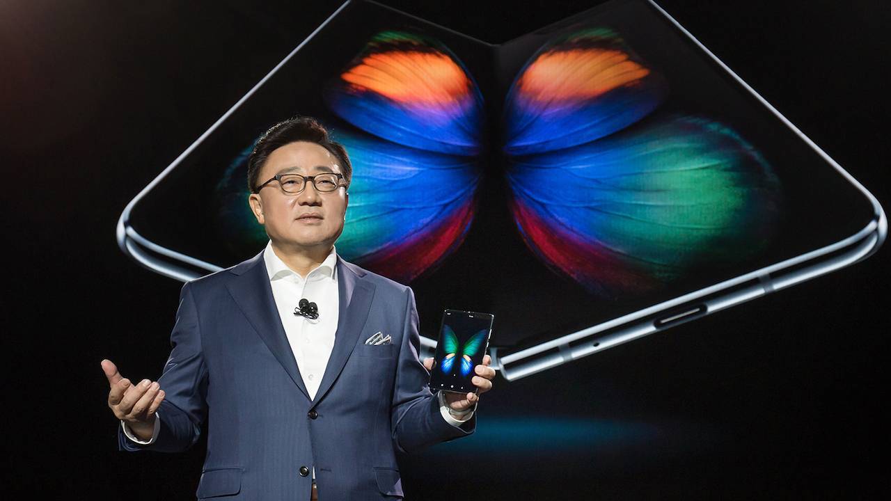Глава Samsung признал свою вину в ненадежности гибкого смартфона смартфоны