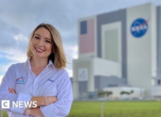 Інженер космічного апарату спростовує стереотип про “дівчину з Ессексу”, допомагаючи повернути людей на Місяць